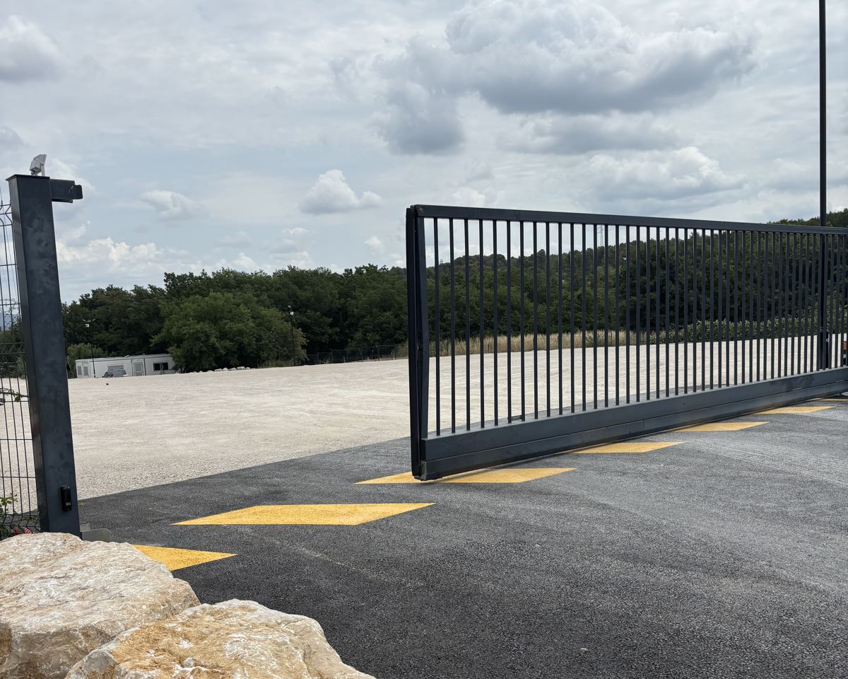 Portail sécurisé à l'entrée du parc